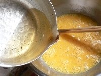 みりんを鍋に入れて火にかけ、煮立ったら火からおろして冷ます。卵を溶きほぐし、塩と煮切りみりんを入れて混ぜあわせる。