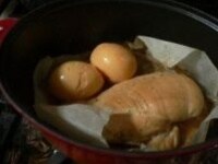 20～25分後、蓋を開けて見る。色が付いてなかったら、鶏肉を一回転させて、焼汁を表面につけて蓋をして、続けてスモークする。