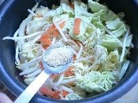 適当に切った野菜をざっくり混ぜて、内釜に入れる。塩、コショウ、醤油、オイスターソース、酒、ガラスープの素、片栗粉を加える。