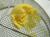 ゆで卵は黄身と白身にわけ、黄身はザルなどに押し付けて細かくし、白身はみじん切りにする<br />