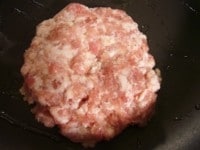 合挽き肉に塩を混ぜバンズの大きさに伸ばし、温めたフライパンで両面焼く<br />