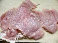 鶏胸肉の水気をふき取り、厚い部分に包丁を入れて開き、軽く叩いて均等に伸ばし、両面に塩こしょうする。