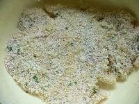 チキンに小麦粉を薄くはたき、溶き卵、（2.）のパン粉をつける。　 <br />
