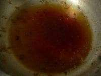 空になった鍋にポン酢醤油（味ポン）を入れる。鍋を回して、鍋肌にくっついて残ったネギ等を混ぜる。
