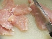 鶏むね肉は、皮を取り除いて5ミリほどの厚さに削ぎ切りし、酒を少量（分量外）ふっておく。