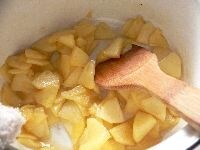 りんごは8つに割って皮と芯を取り、厚さ2～3ミリの銀杏切りにする。鍋にりんご、砂糖、レモン汁を入れてまぶし、弱めの中火で、汁がなくなるまで煮る。