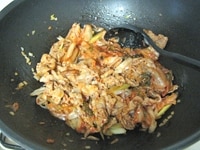 キムチを加え、炒めます。キムチと豚肉がなじんだら、醤油とオイスターソースを加え、味を整えます。<br />