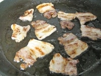 フライパンを中火にかけ、豚の脂を利用して、肉を焼きます。<br />