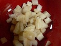 ボイルホタテの貝柱を、（3）の海老と一緒に茹でて手で裂く。小さく切った大根に、麺つゆと酢をかけて10分ほど下味をつけ、ホタテとあわせる。　