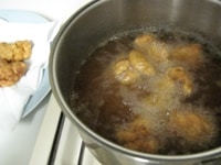 160～170度に熱した油で、野菜を素揚げにする。