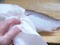 魚のウロコを取る。えらぶたの下に菜箸か、包丁の先を差し込んでえらを引っぱり出す。 腹に切れ目を入れてワタを取り出す。 よく水洗いして水気をふく。