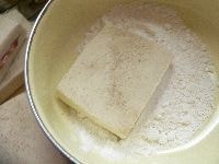 小麦粉をボウルに取る。高野豆腐に薄くまんべんなくまぶす。