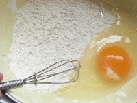 残った小麦粉に卵を入れて泡だて器で混ぜる。水を大さじ2～3杯加えどろどろの衣を作る。