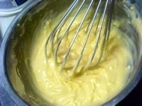 卵黄のみ入れたボウルに、グラニュー糖を加えて混ぜ合わせる。卵黄が溶けたらマスカルポーネチーズを加えて、滑らかになるまで混ぜ合わせる。