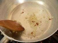 鍋にサラダ油をとり、みじん切りニンニクと、種を取って小口切りにした赤唐辛子を入れて弱火で炒め、キツネ色になったらごぼうを炒める。
