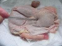 鶏肉の水気をふきとり、皮の所々を突いて穴をあけ、黒コショウと塩をふる。