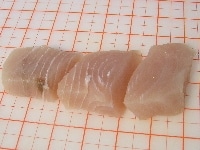白身魚は一口大にそぎ切りにし、塩コショウで下味をつける
