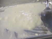 小麦粉を水で溶いておく