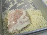 白身魚を４の水で溶いた小麦粉、パン粉の順でつける