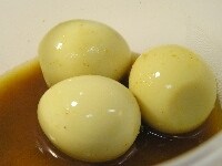 カレー粉、しょう油、水を合わせてよく混ぜ、うずらの卵を漬ける<br />
<br />