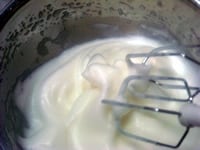 別のボウルに卵白と塩を入れ、ツノが立つまでしっかりと泡立て、メレンゲをつくる。