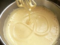 栗は小さく割る。薄力粉は2回ふるいにかける。内釜にサラダ油（分量外）を薄くぬる。牛乳とバターを電子レンジ（600W）に20～30秒かけて溶かす。ボゥルに卵と砂糖をとり、別のボゥルに湯（3秒以上、手を入れてられない程のお湯）を入れ、湯煎にかけながら泡立て、上から垂らした生地で書いた文字が、しばらく消えない位、しっかり泡立てる。