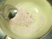 砂糖に食紅をほんの少量混ぜ、薄いピンクに染め、揚げた玉子焼きにかける。