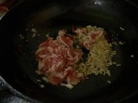 鍋にサラダ油を大さじ2杯程度熱し、みじん切り野菜と赤唐辛子を炒め、香りが出たら肉を炒める。 　