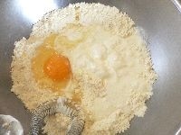 ヨーグルト、卵、牛乳、レモン汁、サラダ油を加え、泡だて器で混ぜる。