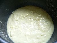 サラダ油をつけたペーパーで拭いた内釜に流し入れ、ゴムベラで平らにならして普通に炊く。
