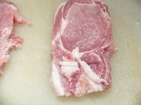 豚肉はスジを切り、軽く叩いて正方形にととのえ、両面に軽く塩をふる。