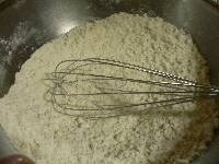 小麦粉とペーキングパウダーをボウルに取り、泡だて器でかき混ぜ、おからと白ゴマ、すりゴマを加え、均一に混ぜる。 
