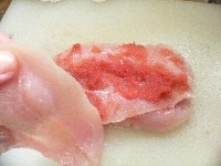 鶏胸肉は、皮を除いて厚みを3枚に切り、酒と塩を混ぜた酒塩にくぐらせて5分置く。 水気をさっと拭いて、ほぐした明太子をはさんで重ねる。