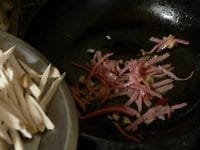空芯菜を5cmに切る。エリンギを細く切る。ハムを細く切る。にんにくは薄切り、赤唐辛子は種を取って小口切り。 フライパンを熱してサラダ油を入れ、スライスにんにくと赤唐辛子の小口切りを炒めて香りを出し、ハムを炒める。ハムが縮れたら、エリンギを炒める。