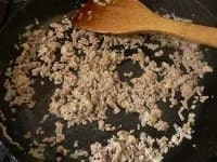 フライパンにサラダ油を熱し、ショウガ、にんにく、ねぎ、赤唐辛子を炒めて香りを出し、豚ひき肉を入れてポロポロになるまで炒める。 　