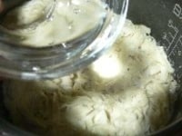 残りのシューマイの皮を敷き、内釜に沿って水を流しいれ、普通に炊く。