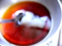 平鍋にお茶、調味料を入れてかき混ぜて砂糖を溶かす。