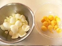 鍋に湯を沸かし、分量外の塩を加え、冷蔵庫から取り出した冷たい卵を静かに入れ、11分ほど茹でる。殻をむいて、白身と黄身に分ける。