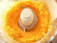 黄身をフードプロセッサーにかけて攪拌し、ボールにあけて砂糖大さじ2、塩2本指で1つまみ加えて混ぜる。