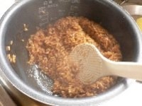 炊きあがったら、ヘラで軽くこねる（米がまとまるまで、1分ほどこねるように混ぜる）。