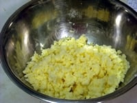 ボウルにふるった薄力粉、ベーキングパウダー、グラニュー糖を合わせ、バターも合わせて、指先でバターと粉類を混ぜ合わせていく。