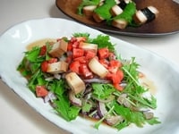 水菜、タマネギ、大葉、トマトと、細かく切った豆腐の味噌漬けのサラダは、さっぱりとしたドレッシングでどうぞ。