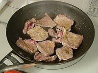 牛肉は両面に塩コショウを振りかけます。フライパンにオリーブオイルとにんにくを入れ熱します。ニンニクの香りが出てきたら、牛肉を両面軽く焼きます。