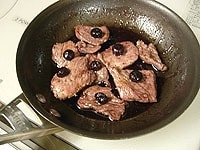 取り出した牛肉をフライパンの中に入れ、ソースを絡めます。