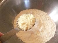 ボウルに小麦粉とベーキングパウダーを入れて泡だて器でかきまぜ、砂糖、粉チーズを加えてかきまぜる。