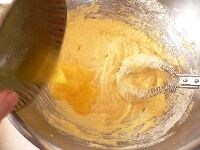 卵、ヨーグルトを加えて混ぜ、溶かしバターを加えて混ぜる。