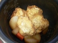 スイッチが切れたら、保温スイッチを切って5分ほど蒸らし、蒸気を材料に戻す。伏見卵を半分に切って、野菜とともに器に盛り合わせ、残った煮汁をかける。 　