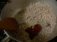 なすは5ミリ角に切って水に5分さらして水を切る。長ネギは粗みじん切り。生姜はみじん切り。鍋にごま油を熱してひき肉を炒め、完全に火が通ってポロポロになったら、生姜とコチュジャンを加えて炒める。