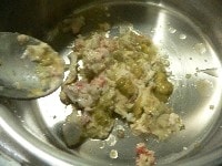 毛蟹の甲羅から、蟹みそをかきだして小鍋に入れる。蟹の身も少し加える。