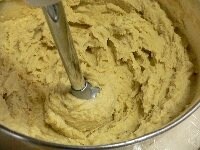 ハンドミキサー使用の場合：初めに芋をつぶし、次に砂糖、バター、卵、牛乳を加えて混ぜ合わせる。